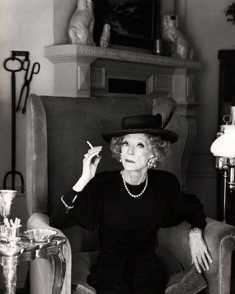 Bette Davis cigarettával