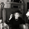 Bette Davis cigarettával