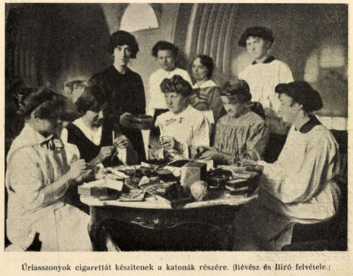 Úriasszonyok cigarettát töltenek Úriasszonyok cigarettát töltenek
