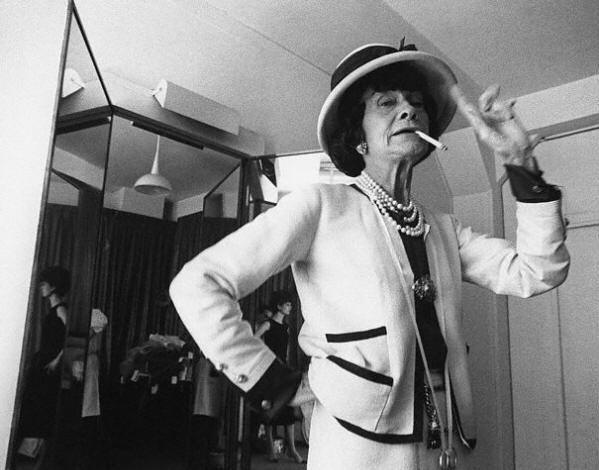 Coco Chanel cigarettával