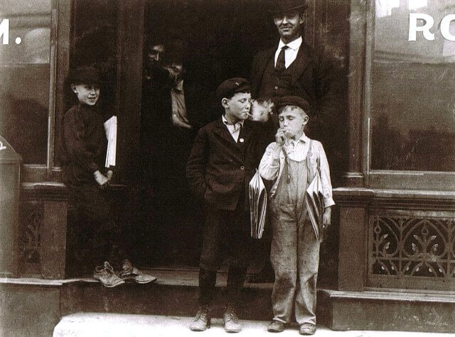 Dohányzó gyerekek, 1915 körül Dohányzó gyerekek, 1915 körül