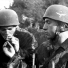 Katonák cigarettával, 1943