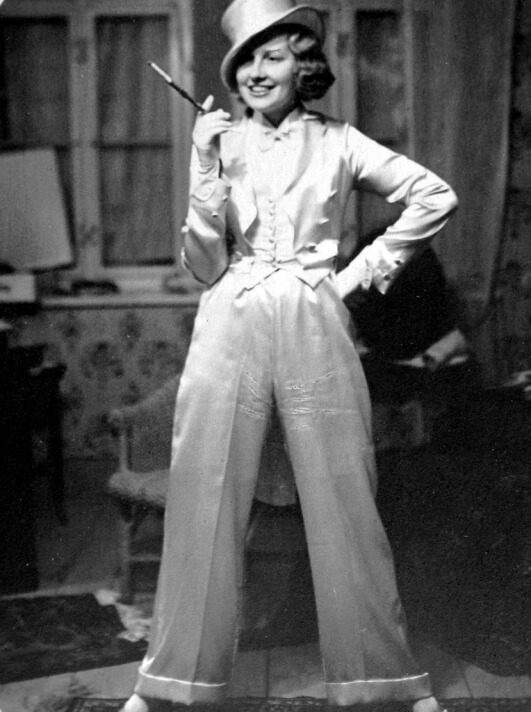 Nő cigarettával, 1936