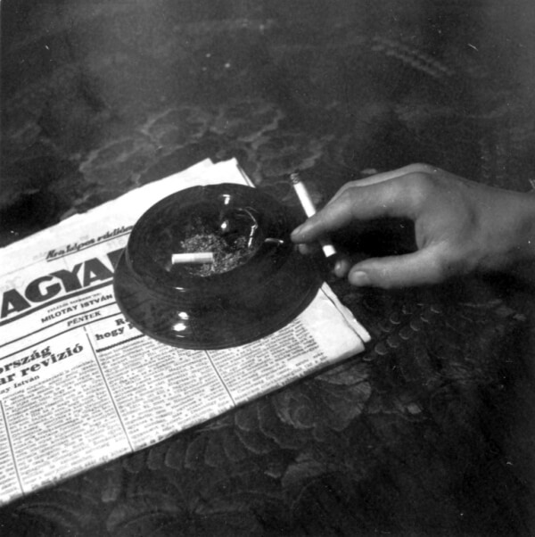 Újság és cigaretta, 1939