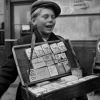 Utcai cigarettaárus, 1945